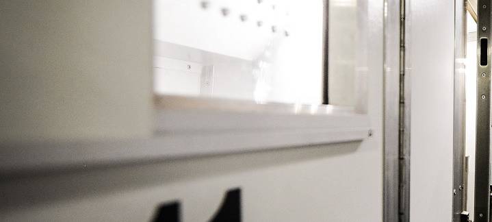 Gefängnistür mit Fenster und Nummer