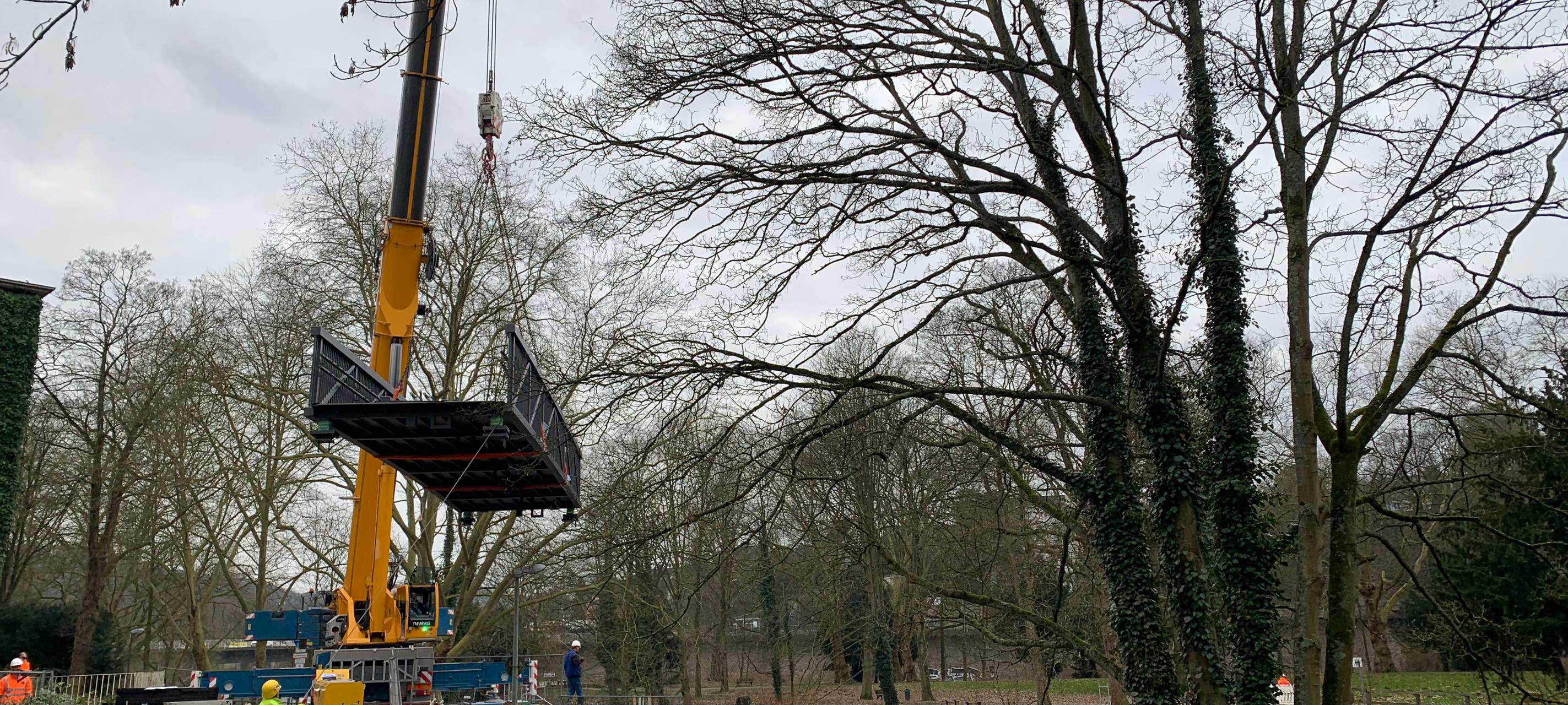 Essen: Neue Fußgängerbrücke zur Brehminsel wird montiert