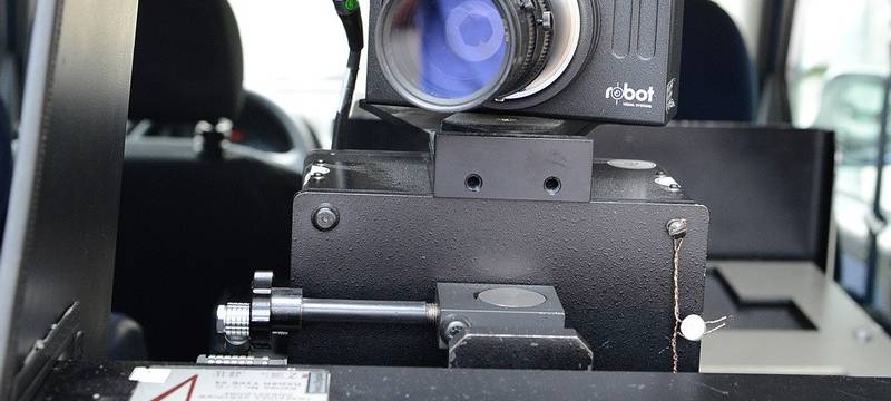 Blitzer-Kamera der Stadt Essen in einem Auto.