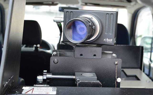 Blitzer-Kamera der Stadt Essen in einem Auto.