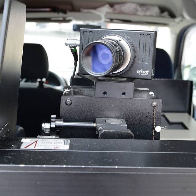 Blitzer-Kamera der Stadt Essen in einem Auto.