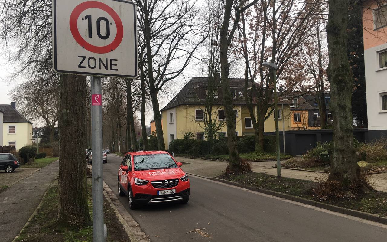 Schild mit Tempo 10 in der Luegstrasse in Huttrop