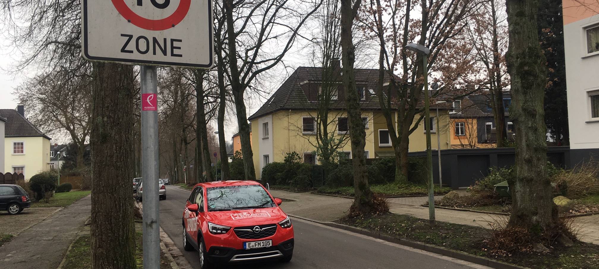 Schild mit Tempo 10 in der Luegstrasse in Huttrop