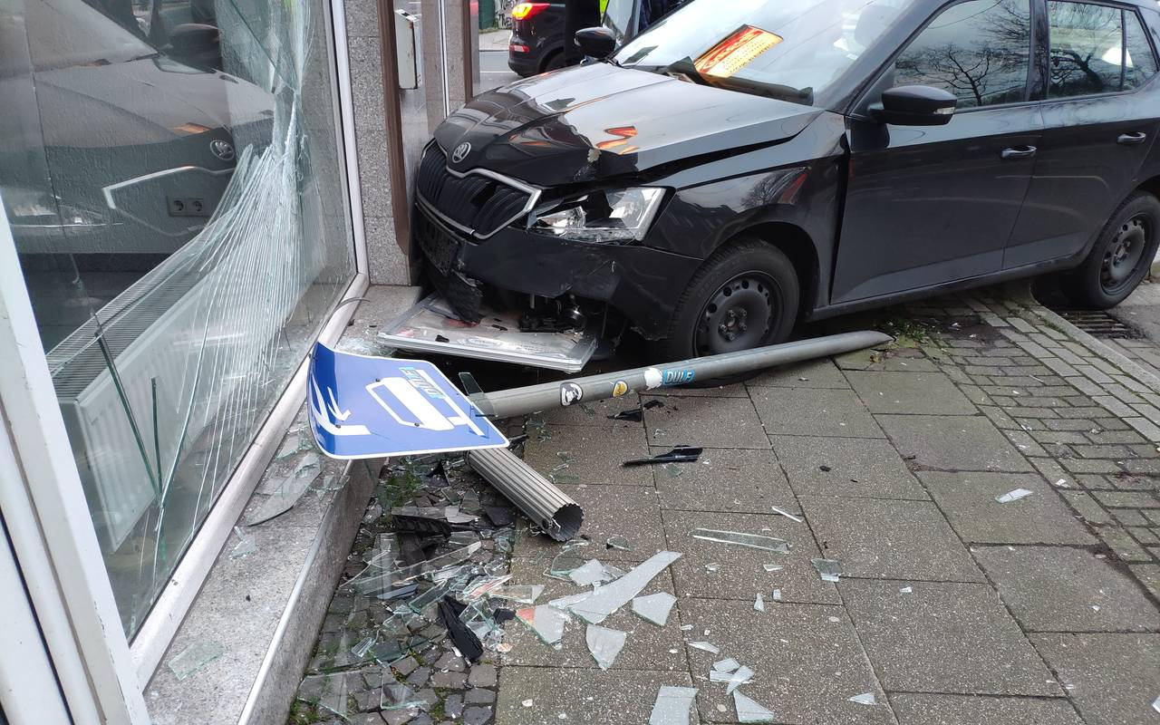 Auto in Essen an der Rellinghauser Straße fährt gegen Schaufenster-Scheibe.