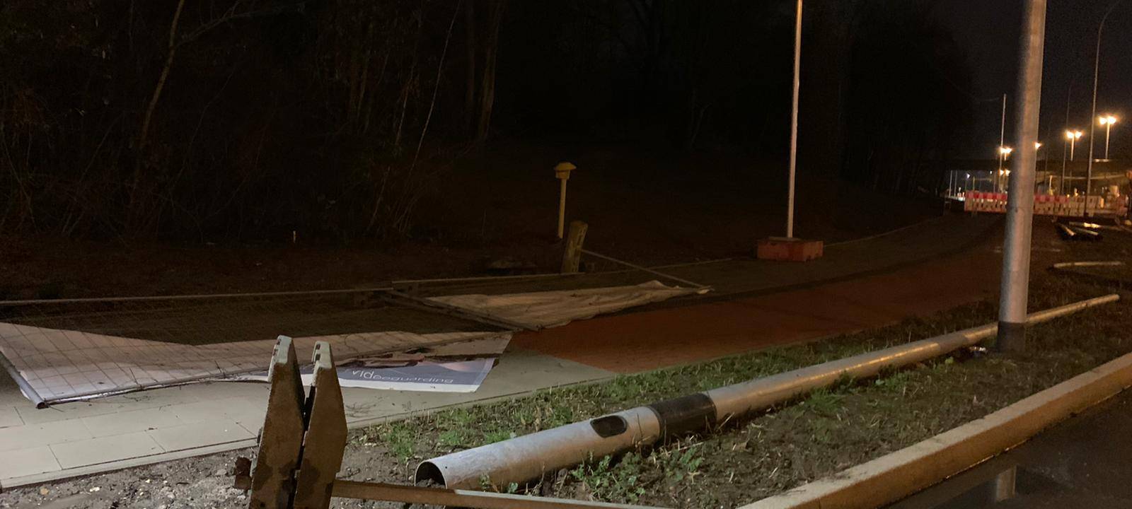 Der Sturm hat viele Absperrungen und Schilder umgeweht