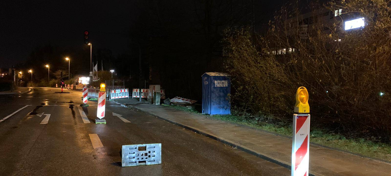 Umgekiptte Baustellenschilder auf dem Berthold-Beitz-Boulevard