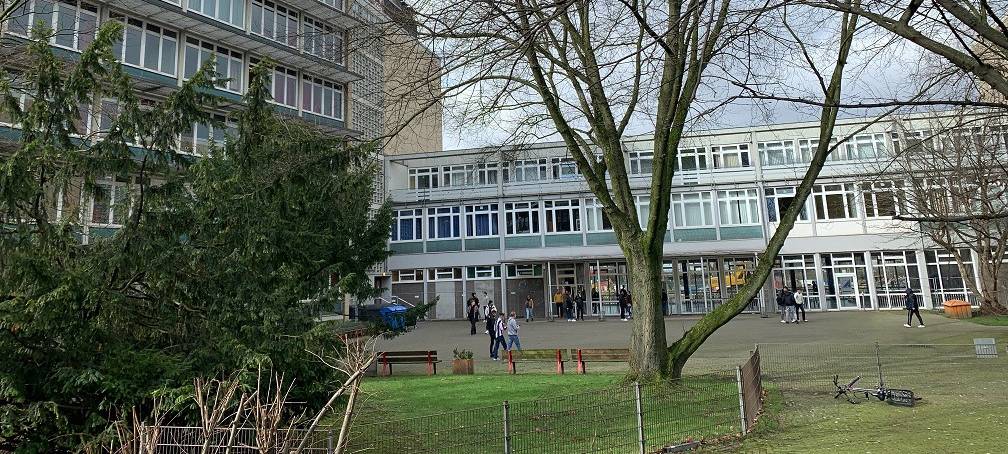 Das Erich-Brost-Berufskolleg in Essen-Altendorf von außen.