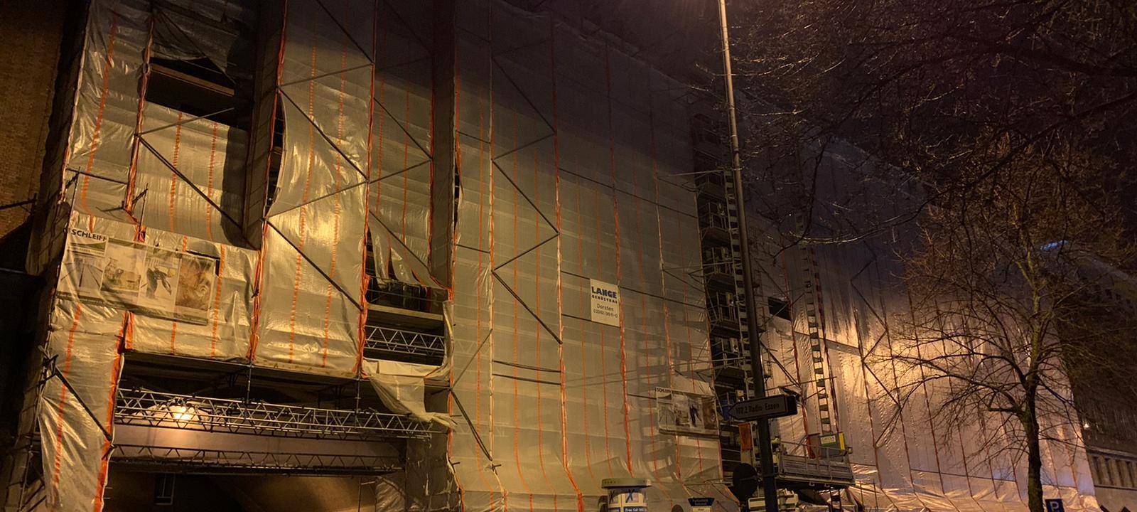 Die kaputte Plane am Gerüst der Hauptpost