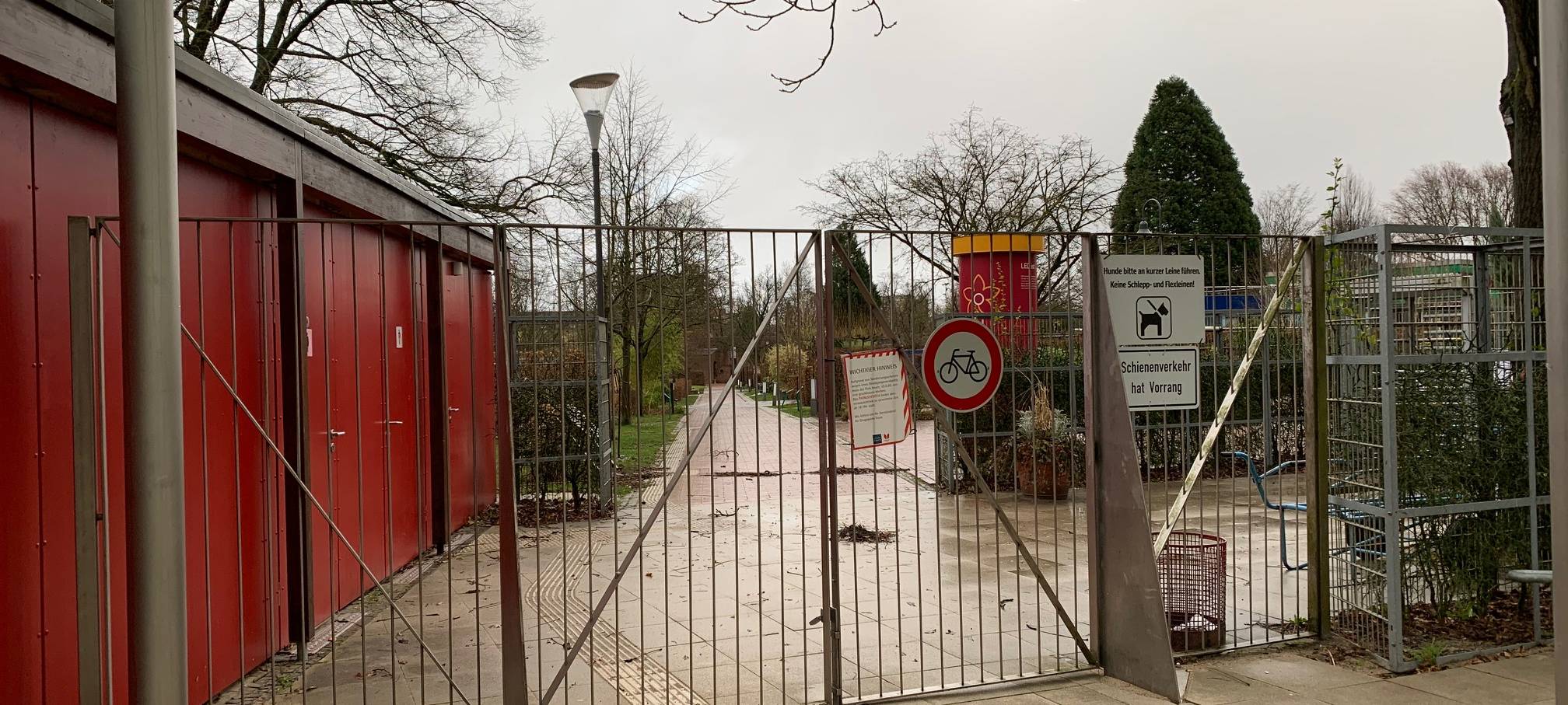 Eines der Eingangstore zum Grugapark. Wie die anderen bleibt es heute geschlossen.