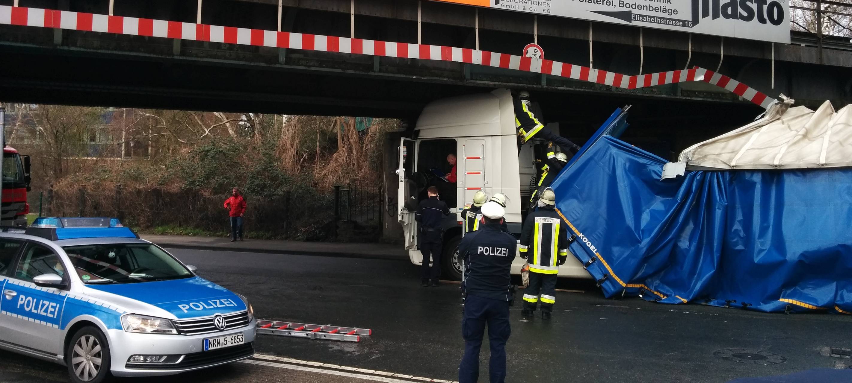 LKW unter der Brücke Elisenstraße in Essen-Frillendorf