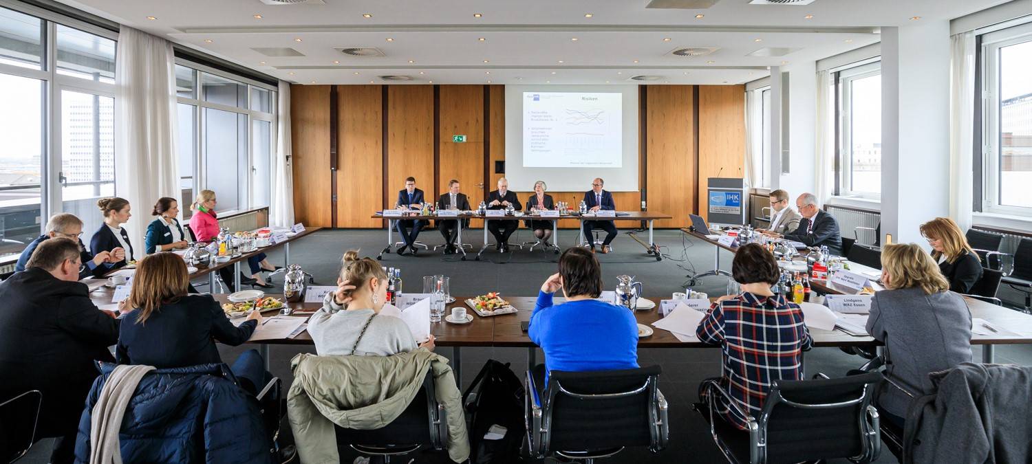 Das Bild zeigt den Konferenzraum bei der IHK, in dem der neue Ruhrlagebericht vorgestellt wurde.