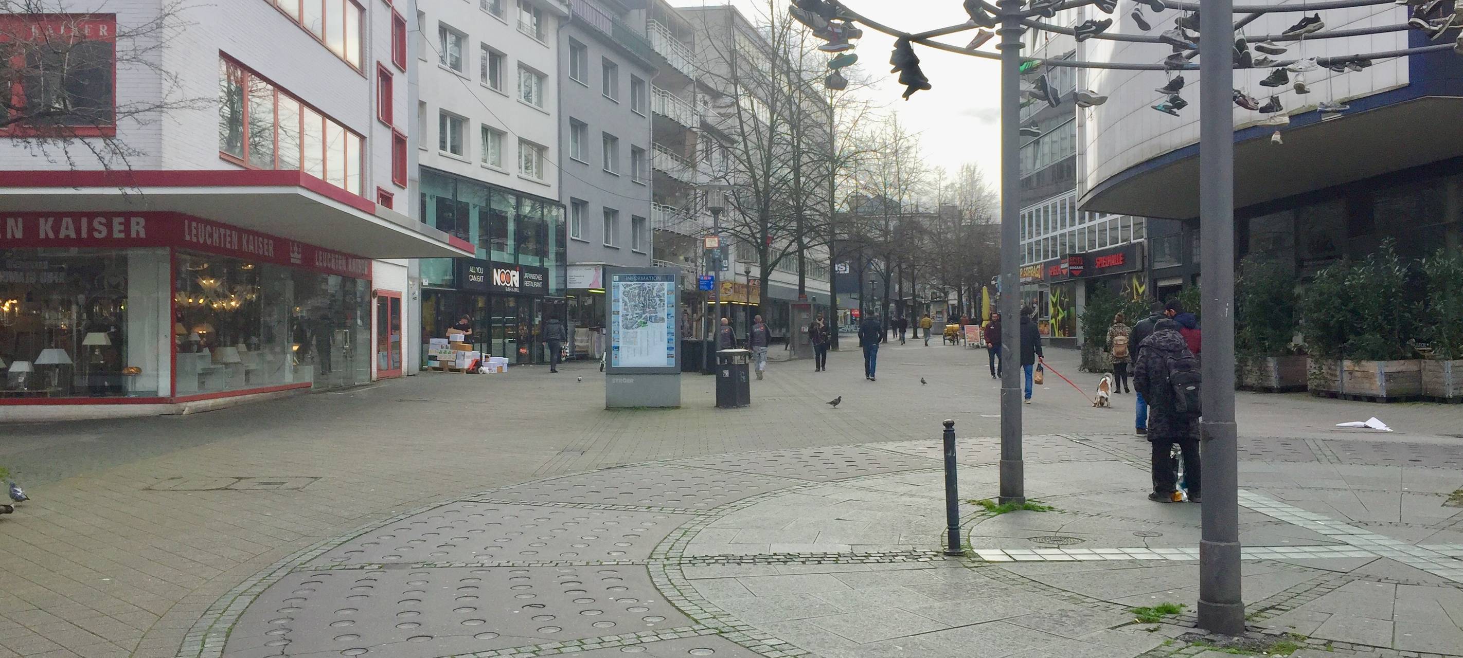 Mann in Essen mit Waffe bedroht - Zeugen gesucht