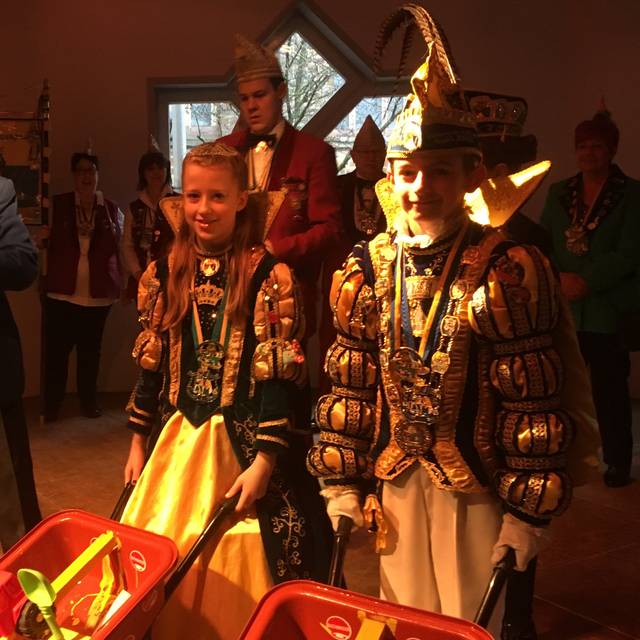 Das Kinderprinzenpaar Jillian-Alica, die Erste und Noah, der Erste beim Karneval in Essen Hesingen