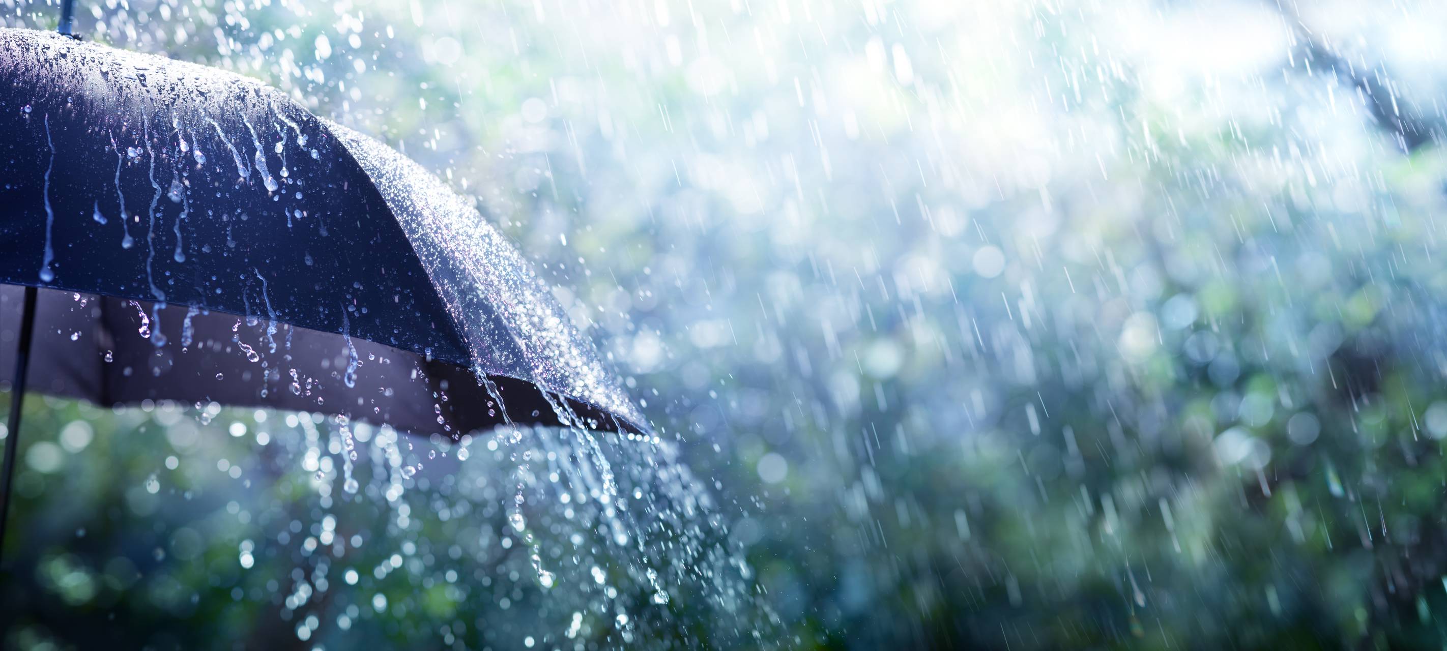 Kräftige Regenschauer prasseln von oben herab (Symbolbild).