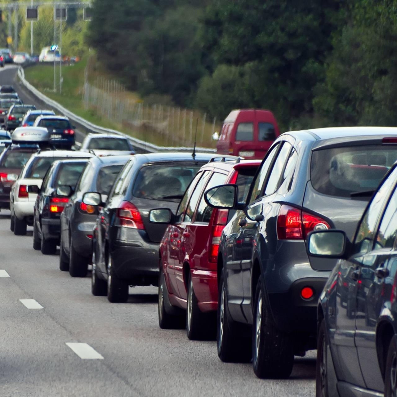 Typisches Bild im Berufsverkehr: Ein Stau mit einer Reihe von Autos (Symbolbild).