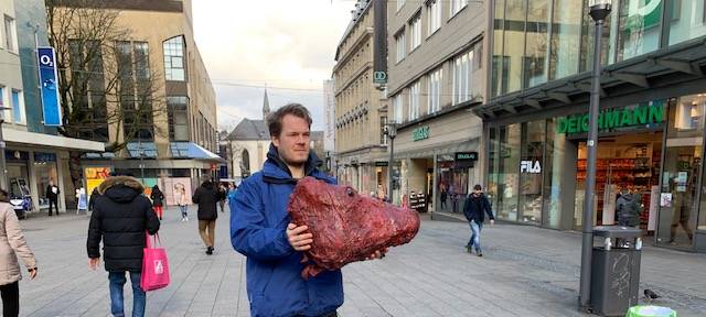 Essen-Innenstadt: PETA-Protest mit nachgemachtem Kuhkopf