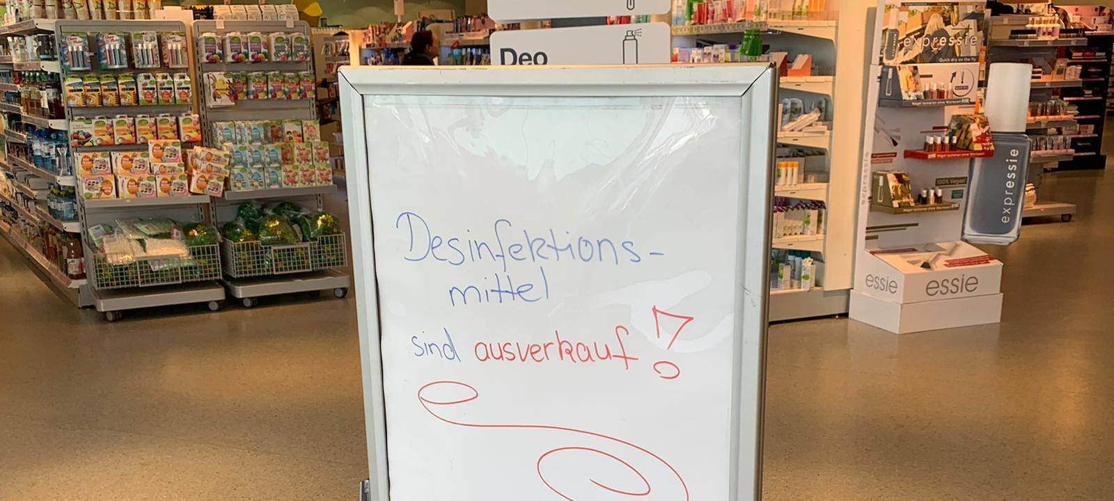 In dieser Drogerie sind Desinfektionsmittel ausverkauft