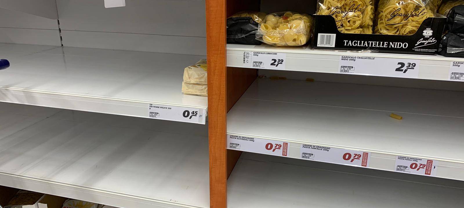 Nudeln sind fast ausverkauft in diesem Supermarkt
