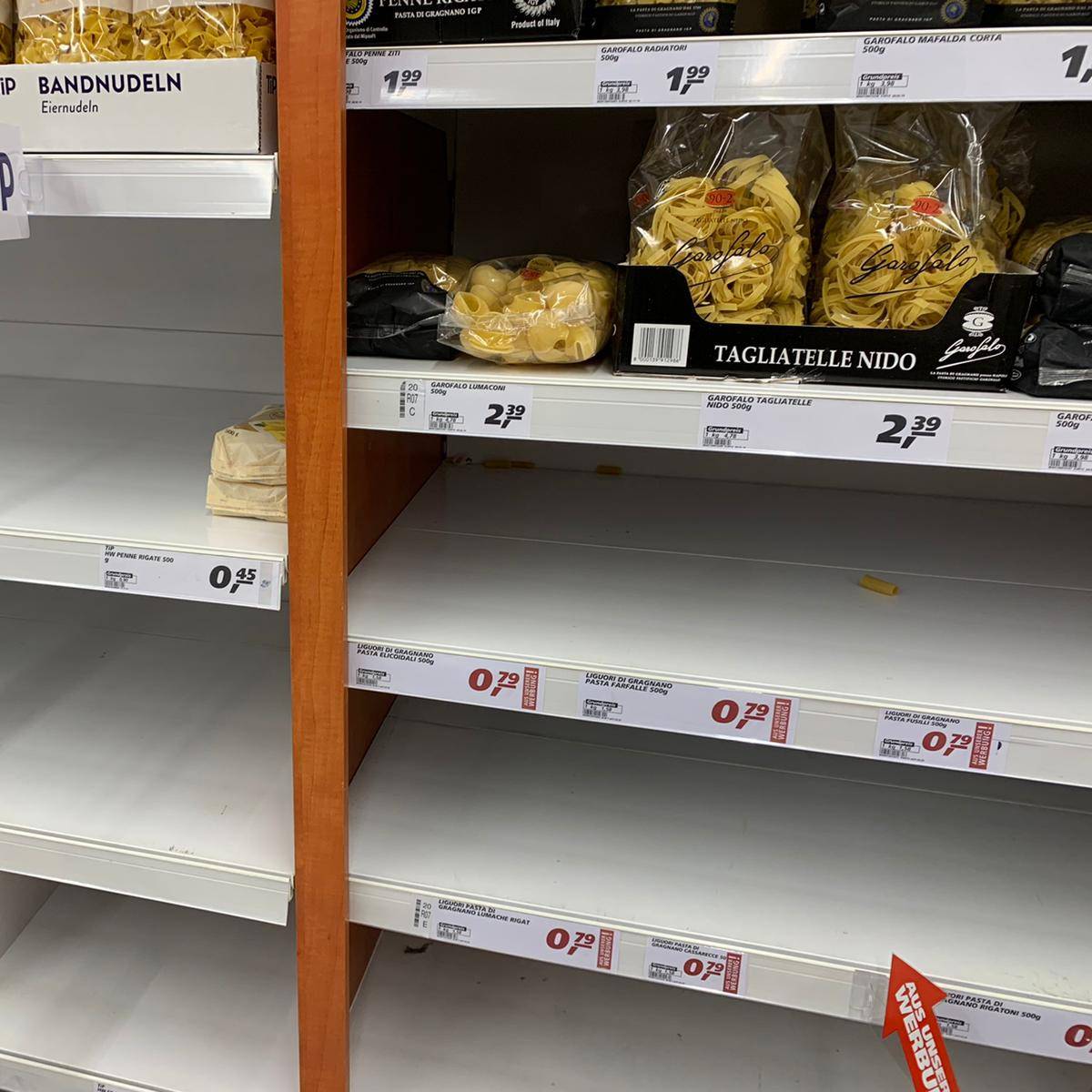 Nudeln sind fast ausverkauft in diesem Supermarkt
