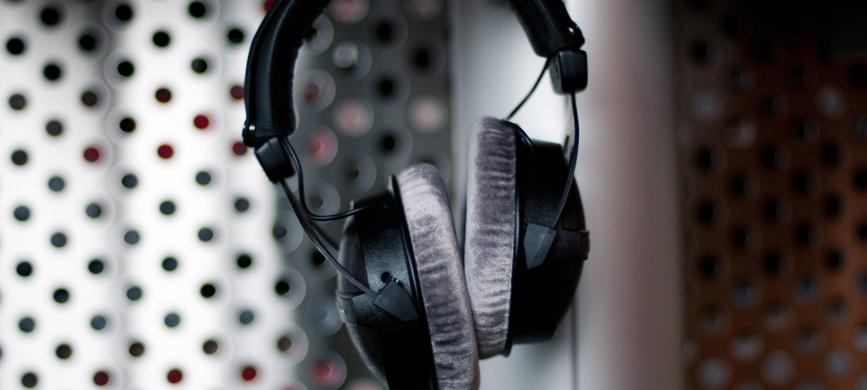 Kopfhörer hängt im Studio