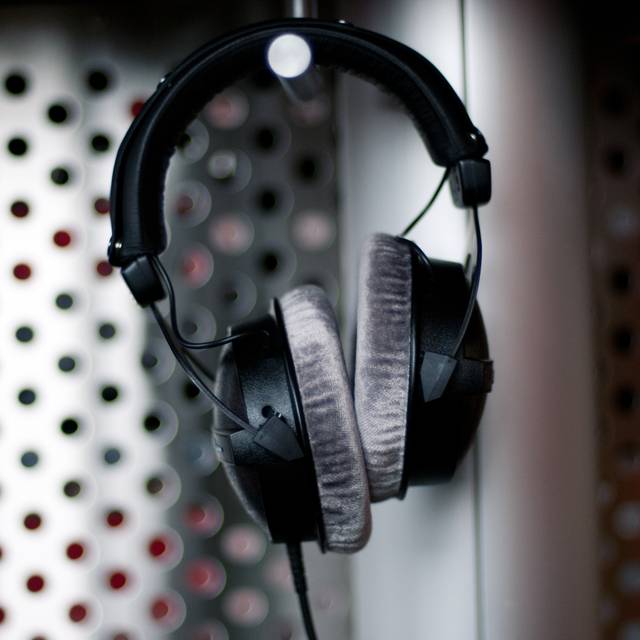 Kopfhörer hängt im Studio