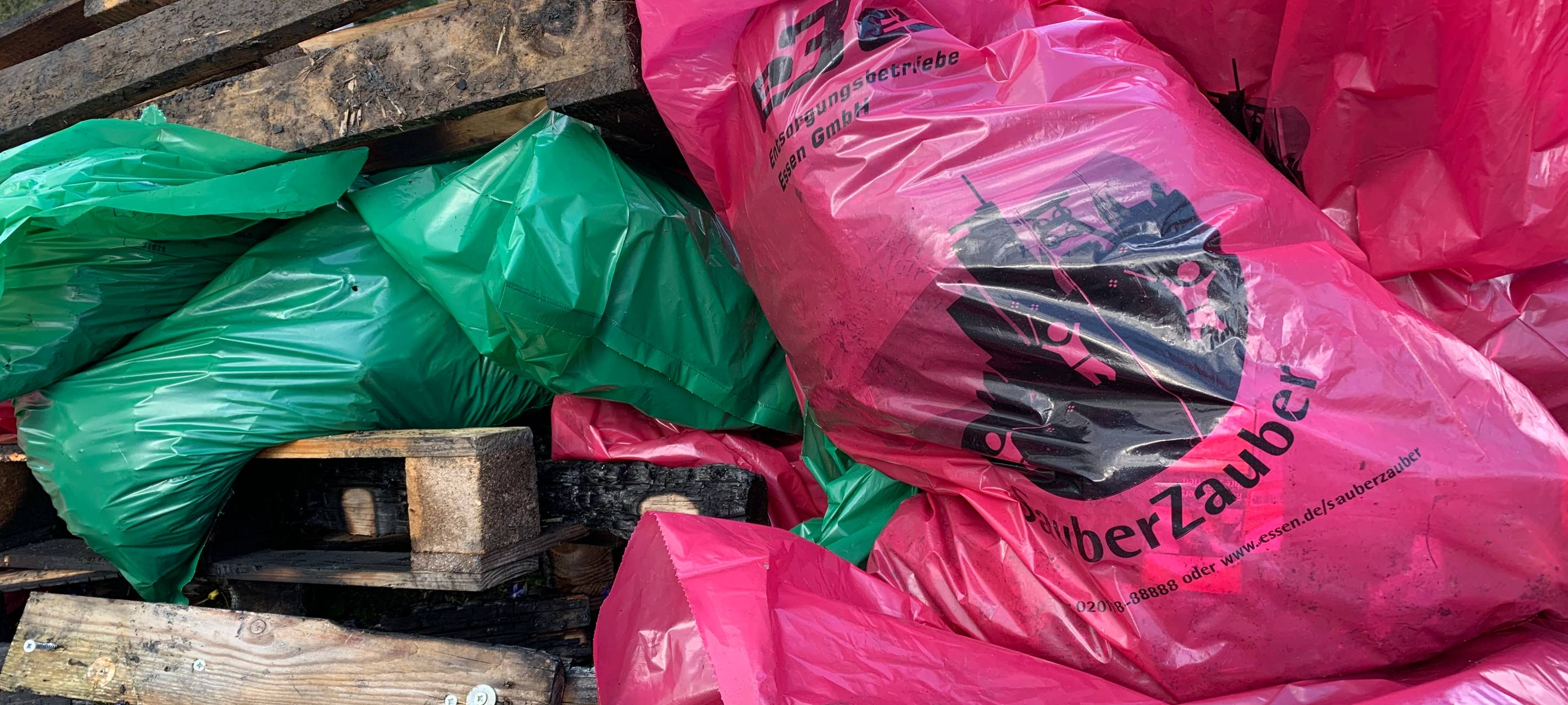 Am Straßenrand lagern die Krayer Ihre Ausbeute in pinken Säcken - vorallem Zigarettenstümmel, Plastikverpackungen und Flaschen hatten sich angemeldet im Volksgarten