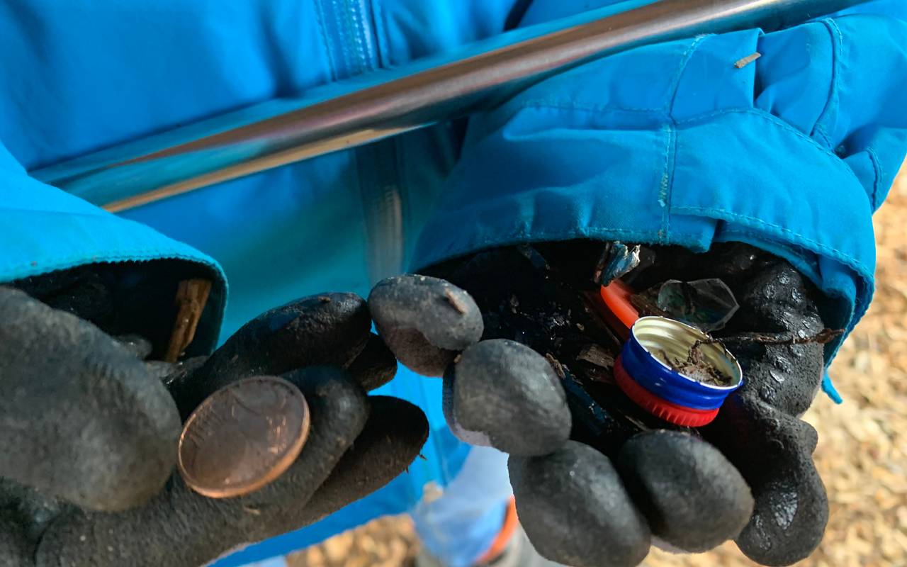 Ausgerüstet mit Müllzange und Handschuhen finden die Krayer Natur Kids zischen Deckeln und Plastikfetzen ein zwei Cent Stück.