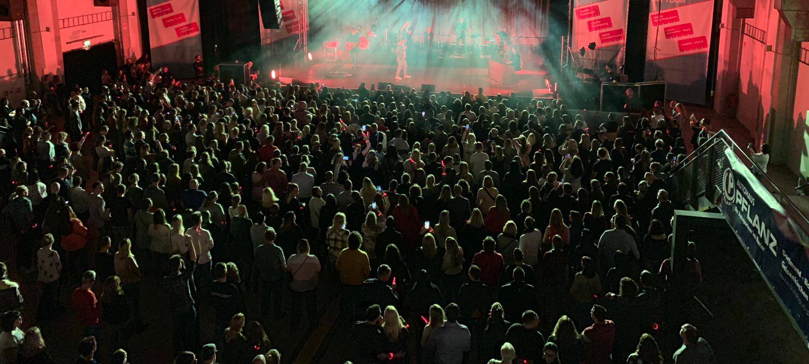 Menschenmasse vor einer Bühne