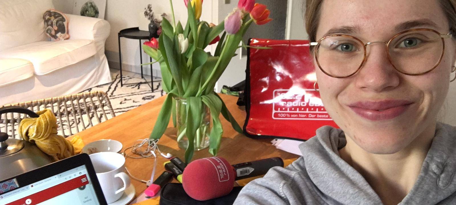 Radio Essen-Volontärin Anja Wölker recherchiert die Nachrichten am Küchentisch.