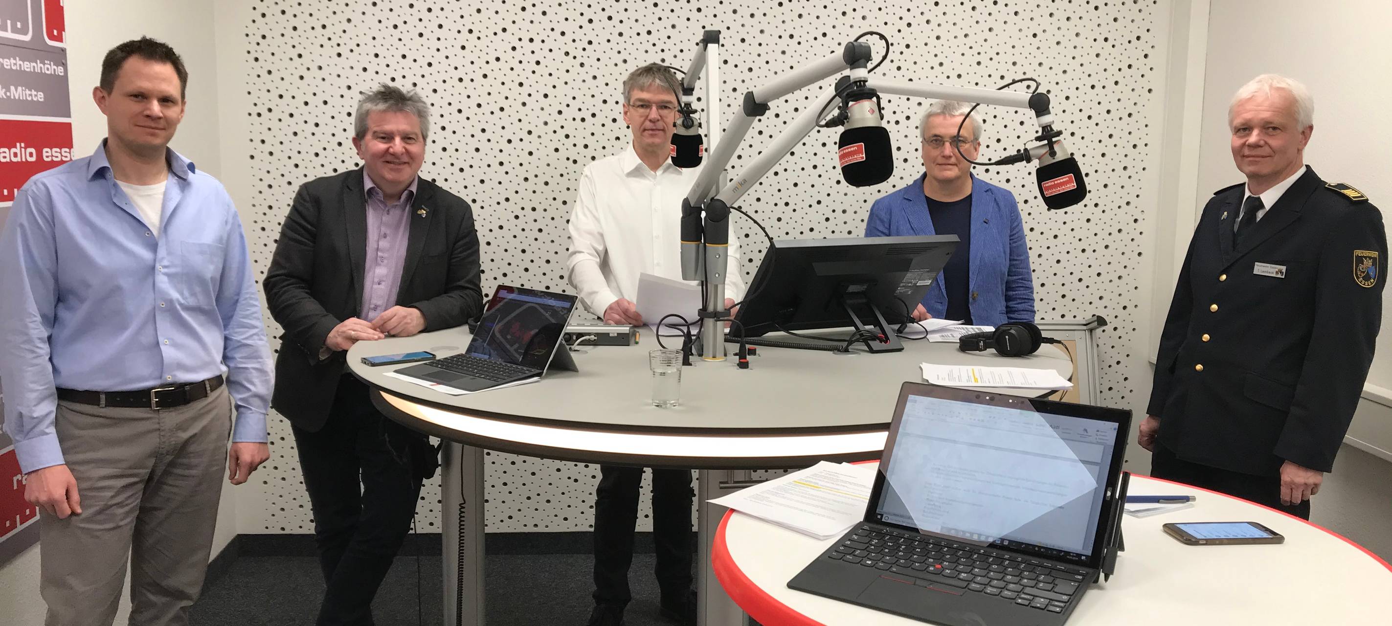 Peter Renzel, Gesundheitsdezernent der Stadt Essen, Univ.-Prof. Dr. rer. nat. Mirko Trilling vom Institut für Virologie am Universitätsklinikum Essen, Juliane Böttcher, Leiterin des Essener Gesundheitsamtes und Thomas Lembeck, Leiter der Essener Feuerwehr bei der Corona-Sondersendung bei Radio Essen