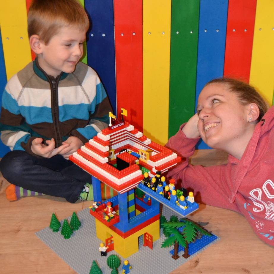 Familie Lichtenstein aus Frohnhausen baut als "Team #Masa" Lego für die "Familien-Challenge".