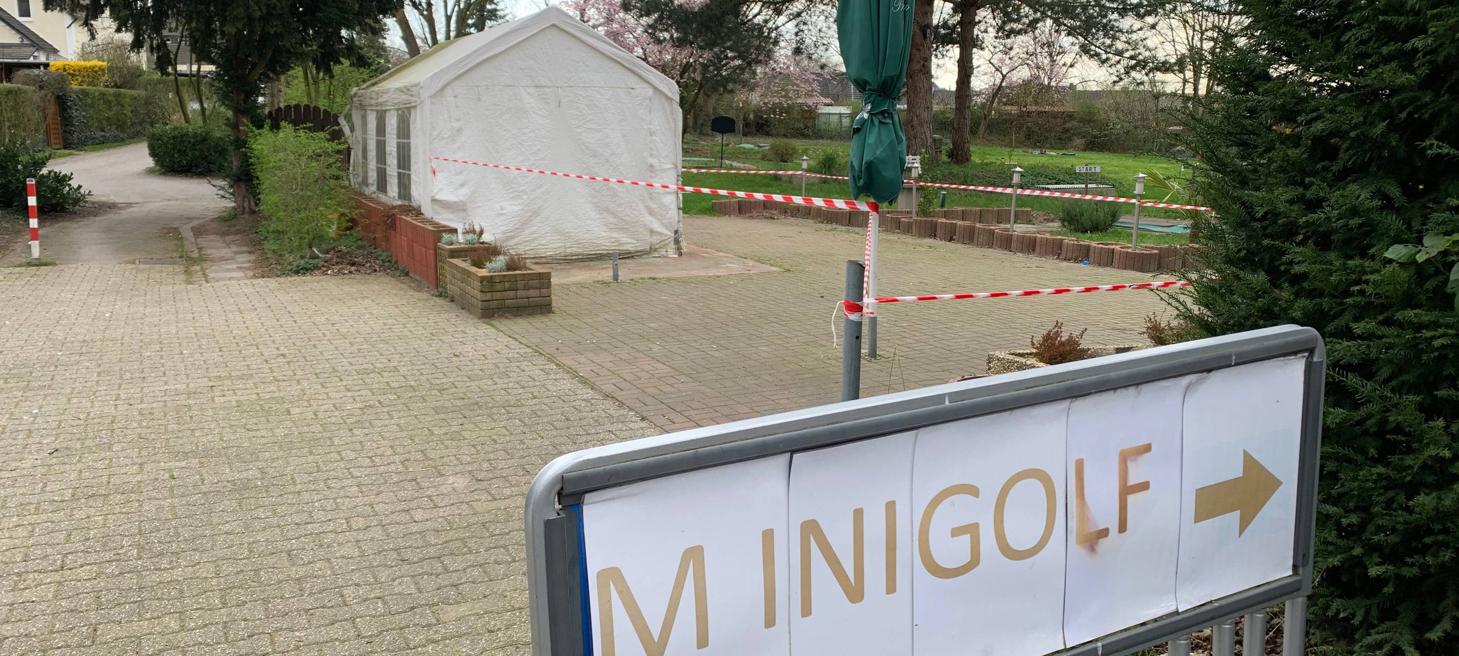 Minigolf im Krayer Volksgarten in Essen wegen der Corona-Maßnahmen gesperrt.