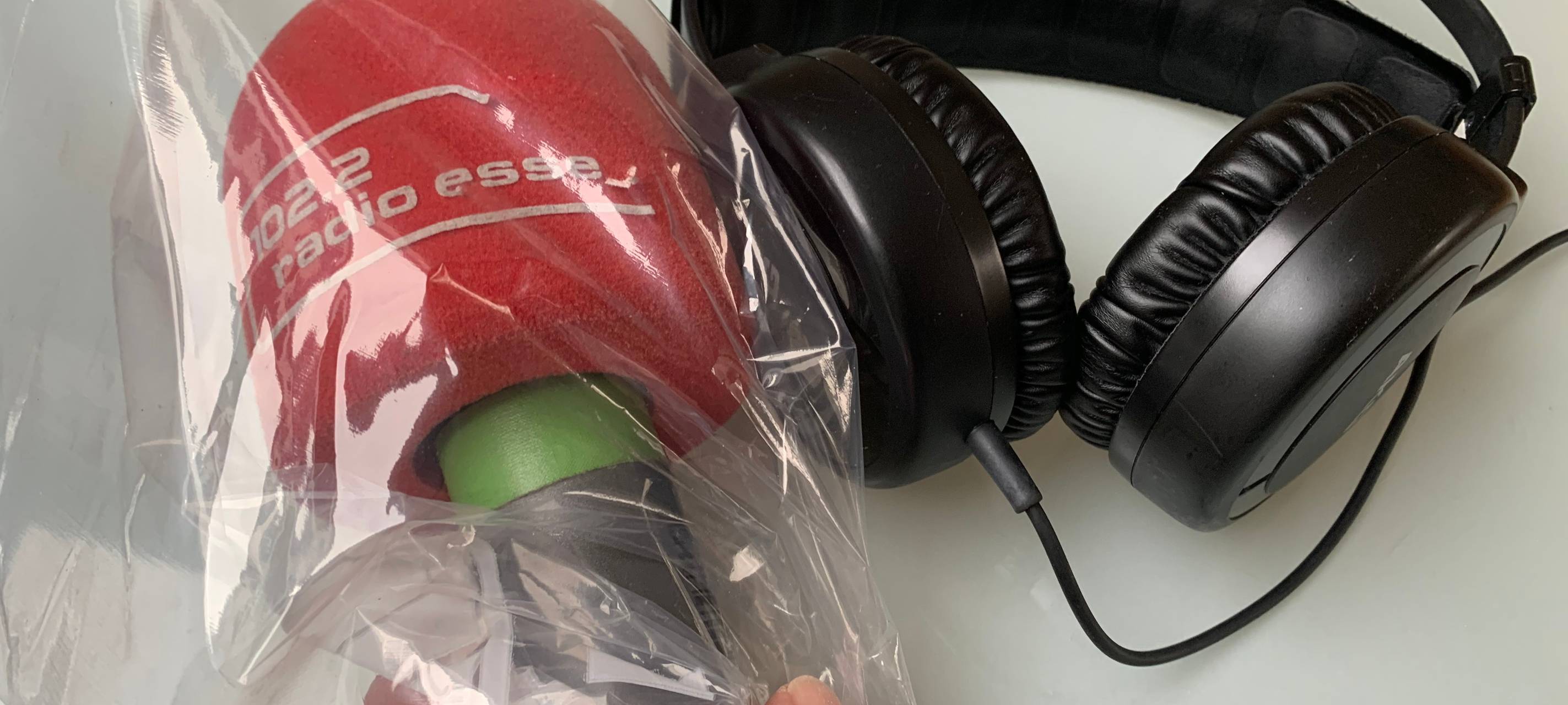 Zum Schutz vor Corona: Reporter-Mikro von Radio Essen in Plastik-Folie