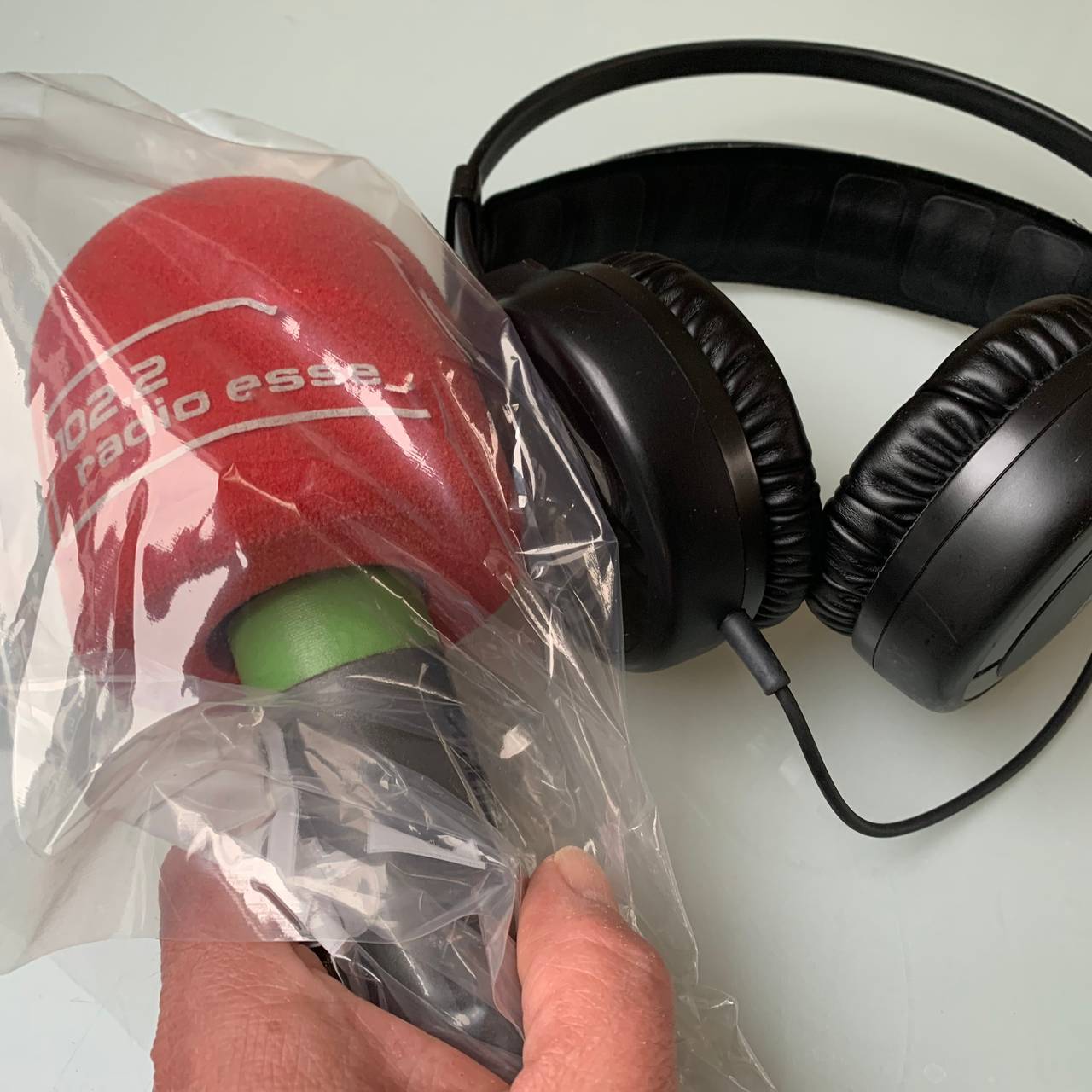 Zum Schutz vor Corona: Reporter-Mikro von Radio Essen in Plastik-Folie