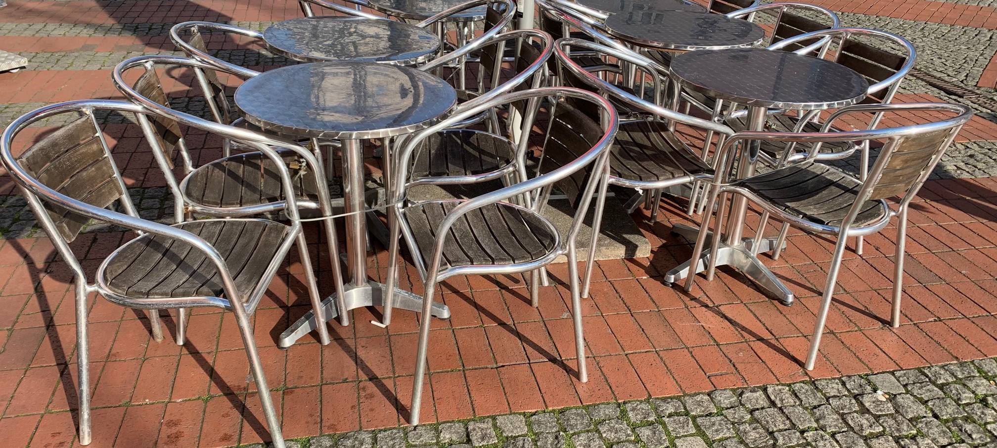 Leere Stühle angekettet vor einem Ca´fé in Essen-Steele.