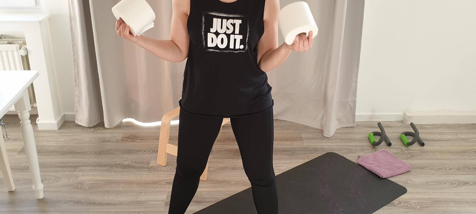 Sport Workouts lassen sich auch bequem von zuhause aus machen- Radio Essen Moderatin Teresa Ledabyl macht's vor.