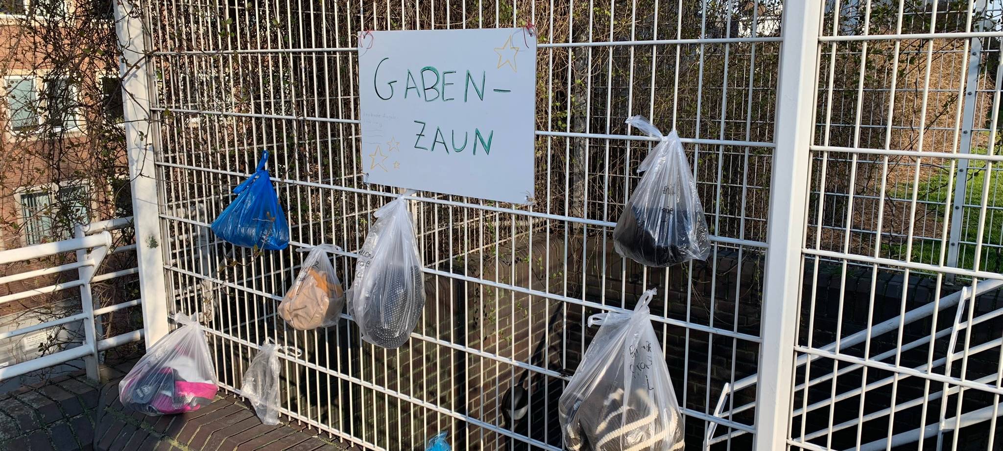 Zaun mit Spenden
