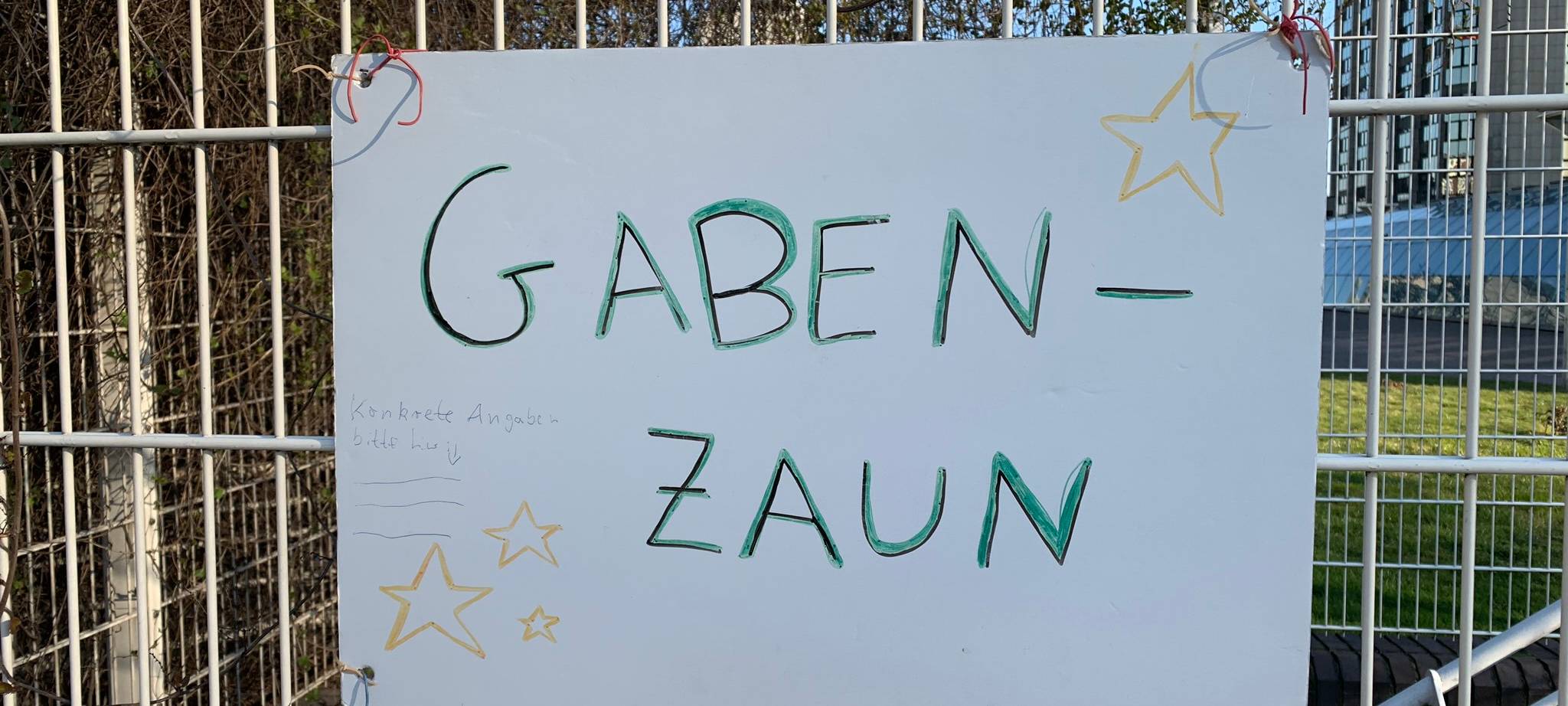 Schild an Zaun