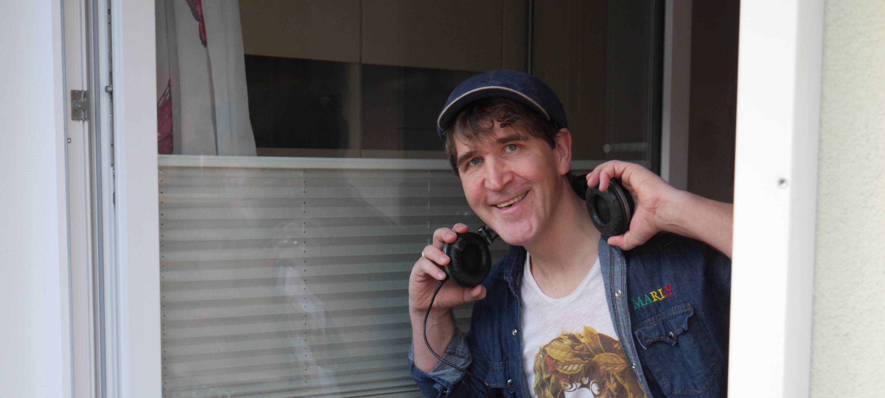 Wegen Corona: DJ in Essen legt vor seinem Küchenfenster auf