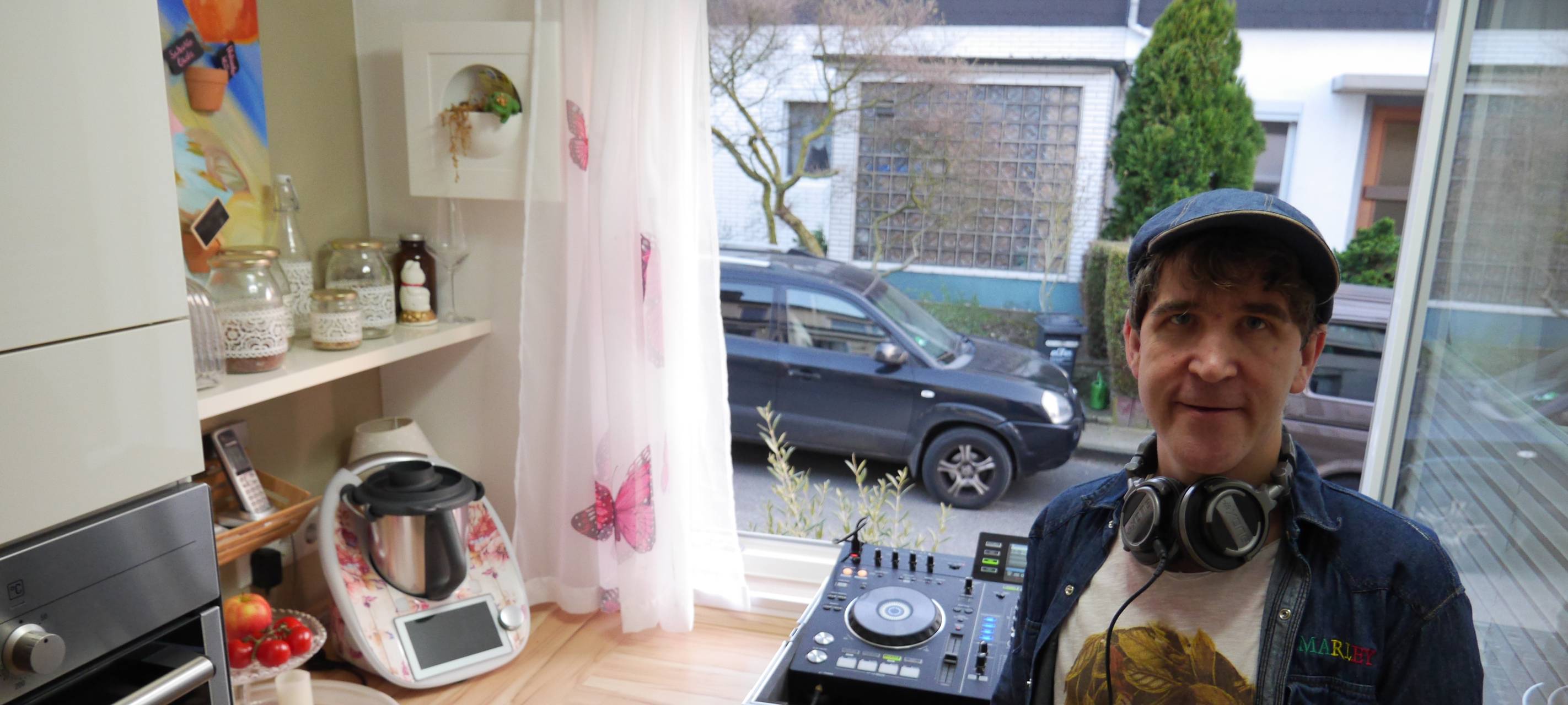 Wegen Corona: DJ in Essen legt vor seinem Küchenfenster auf