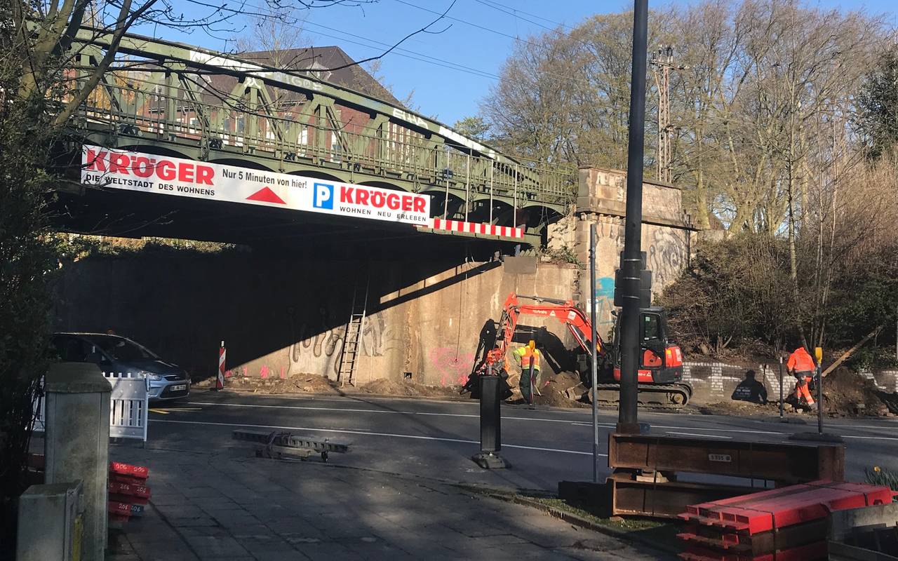 An der Brücke über der Kronprinzenstraße wird gearbeitet.