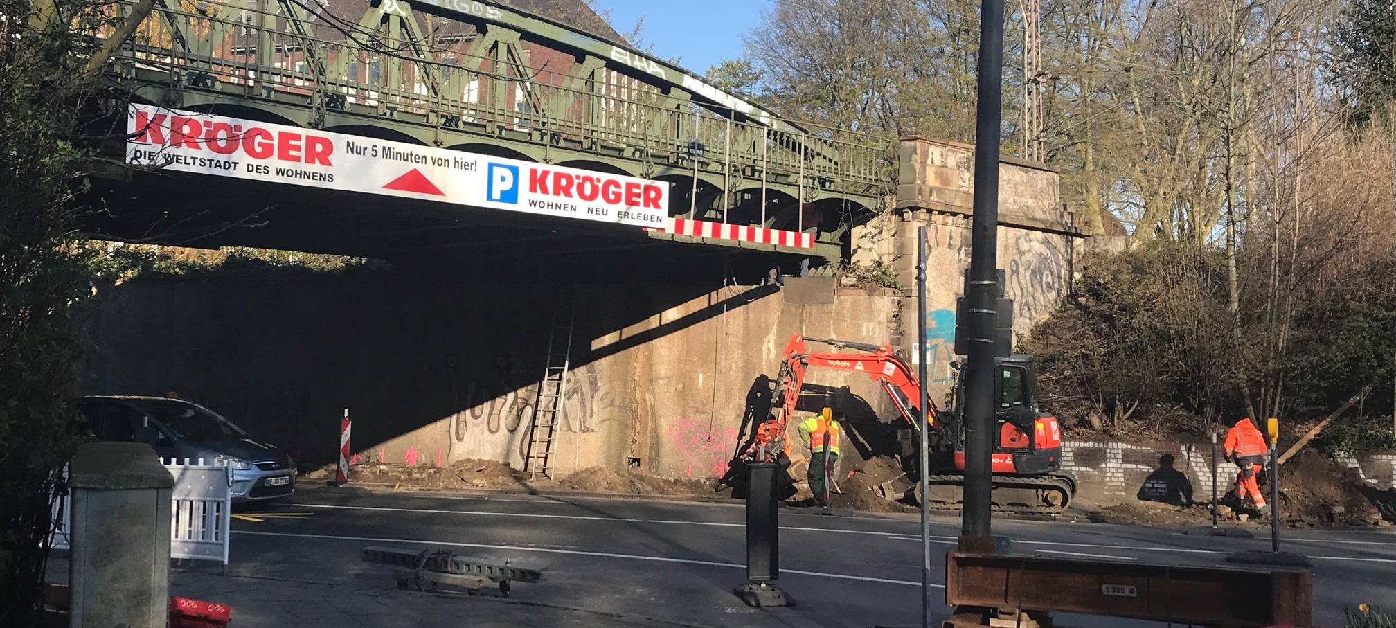 An der Brücke über der Kronprinzenstraße wird gearbeitet.