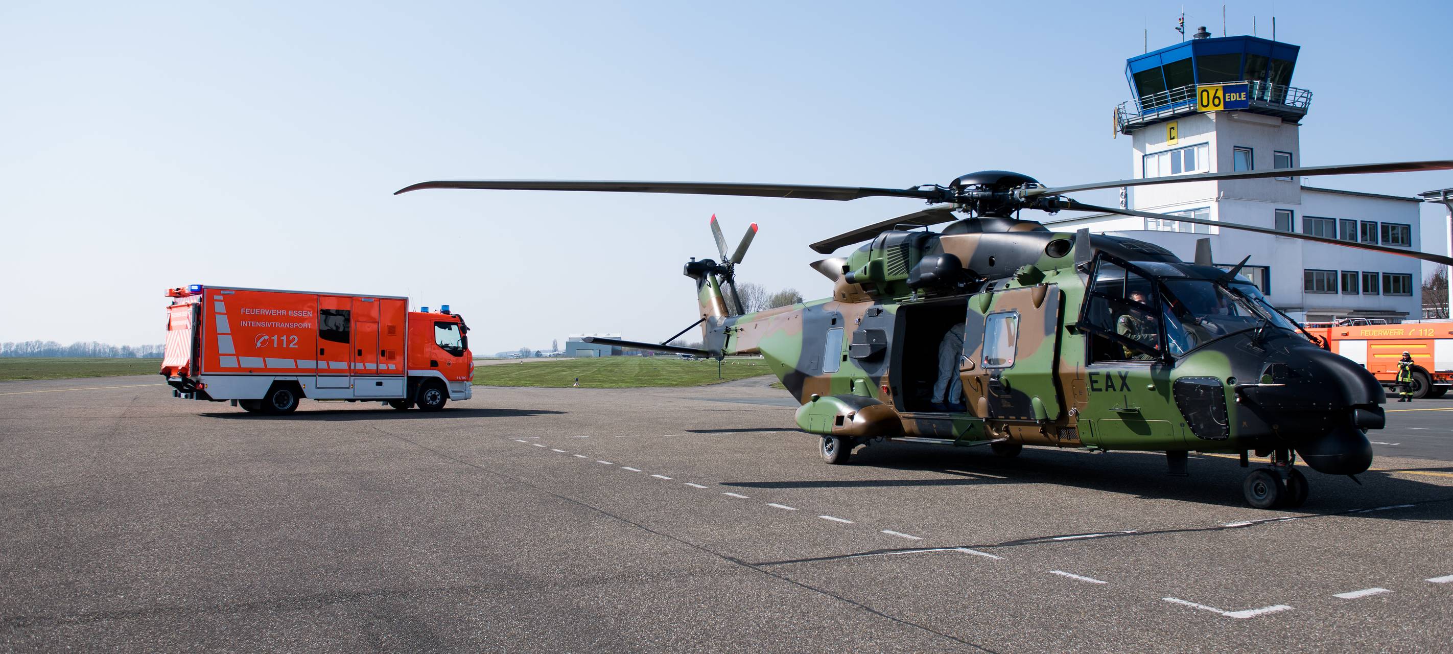 Auf dem Flughafen Essen/Mülheim kommen Corona-Patienten aus Frankreich an.