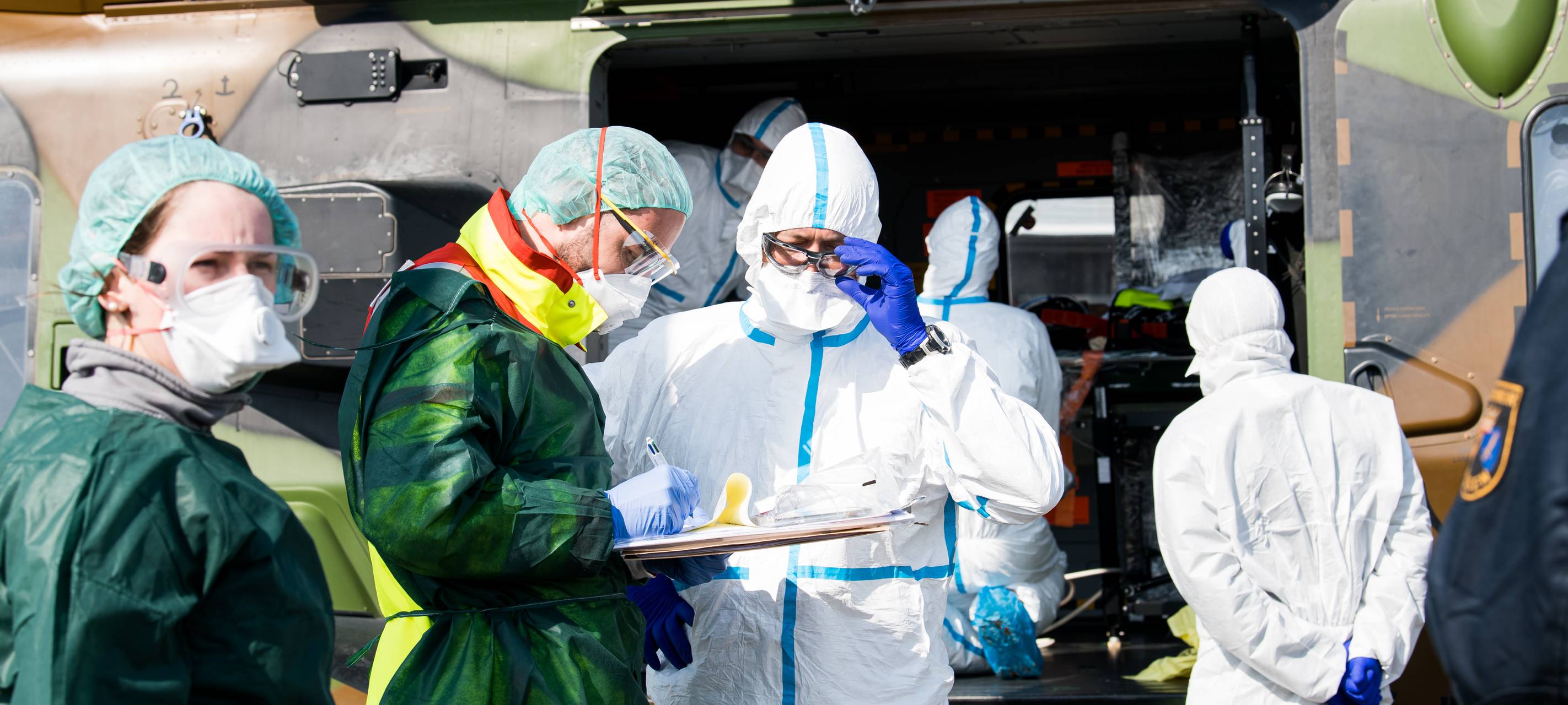 Auf dem Flughafen Essen/Mülheim kommen Corona-Patienten aus Frankreich an.