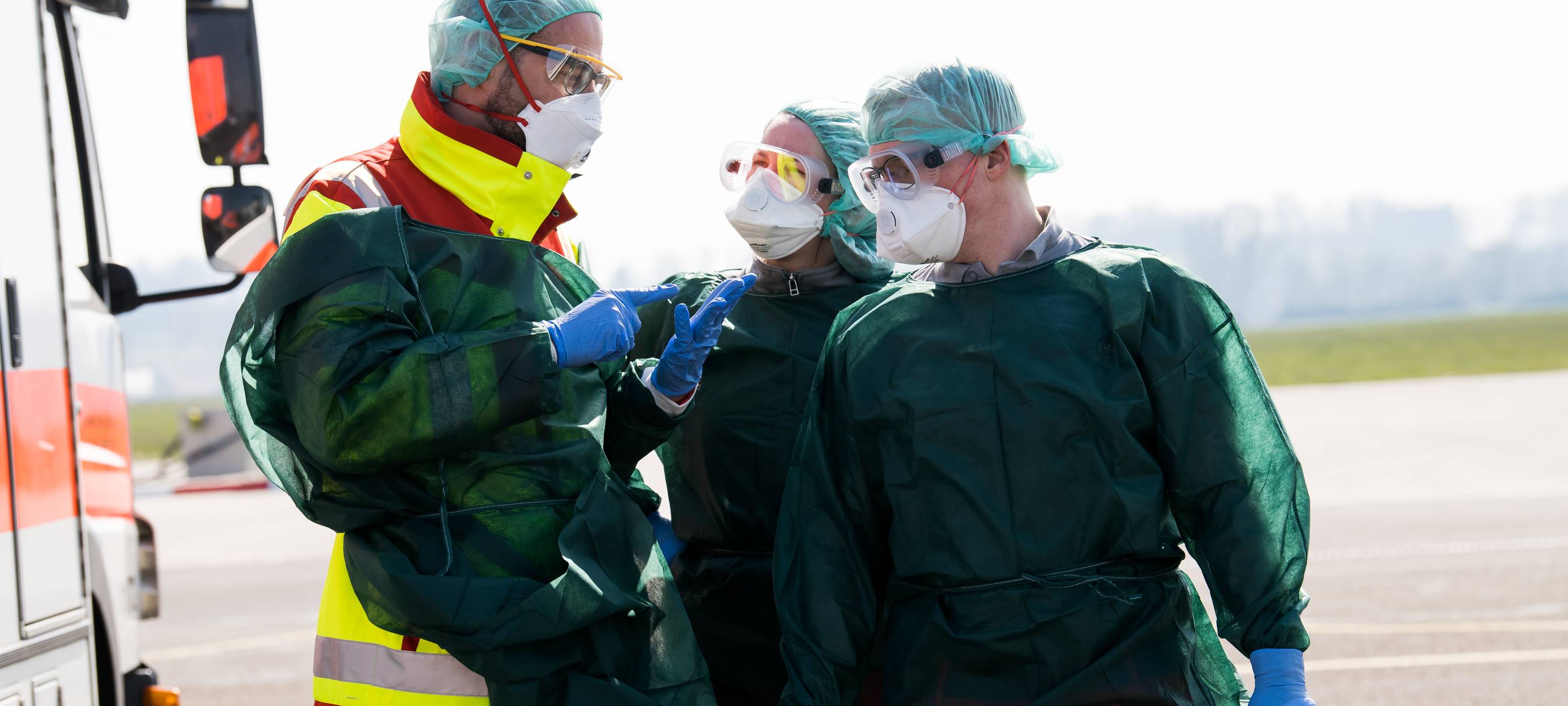Auf dem Flughafen Essen/Mülheim kommen Corona-Patienten aus Frankreich an.