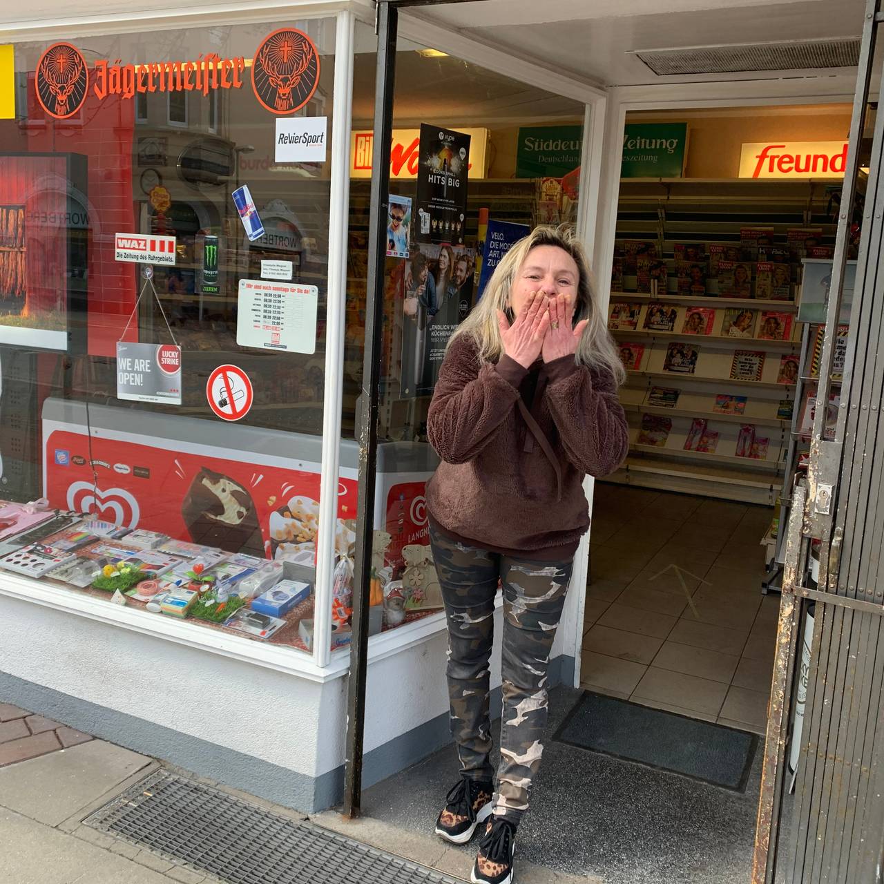 Katarina gibt Radio Essen immer die aktuelle Temperatur durch. Sie ist mit dem Presseshop an der Rü eine unserer Wetterbuden in den Stadtteilen in Essen.