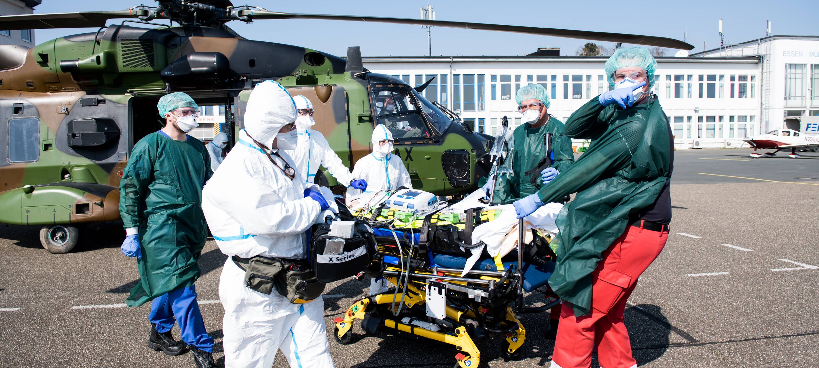 Auf dem Flughafen Essen/Mülheim kommen Corona-Patienten aus Frankreich an.