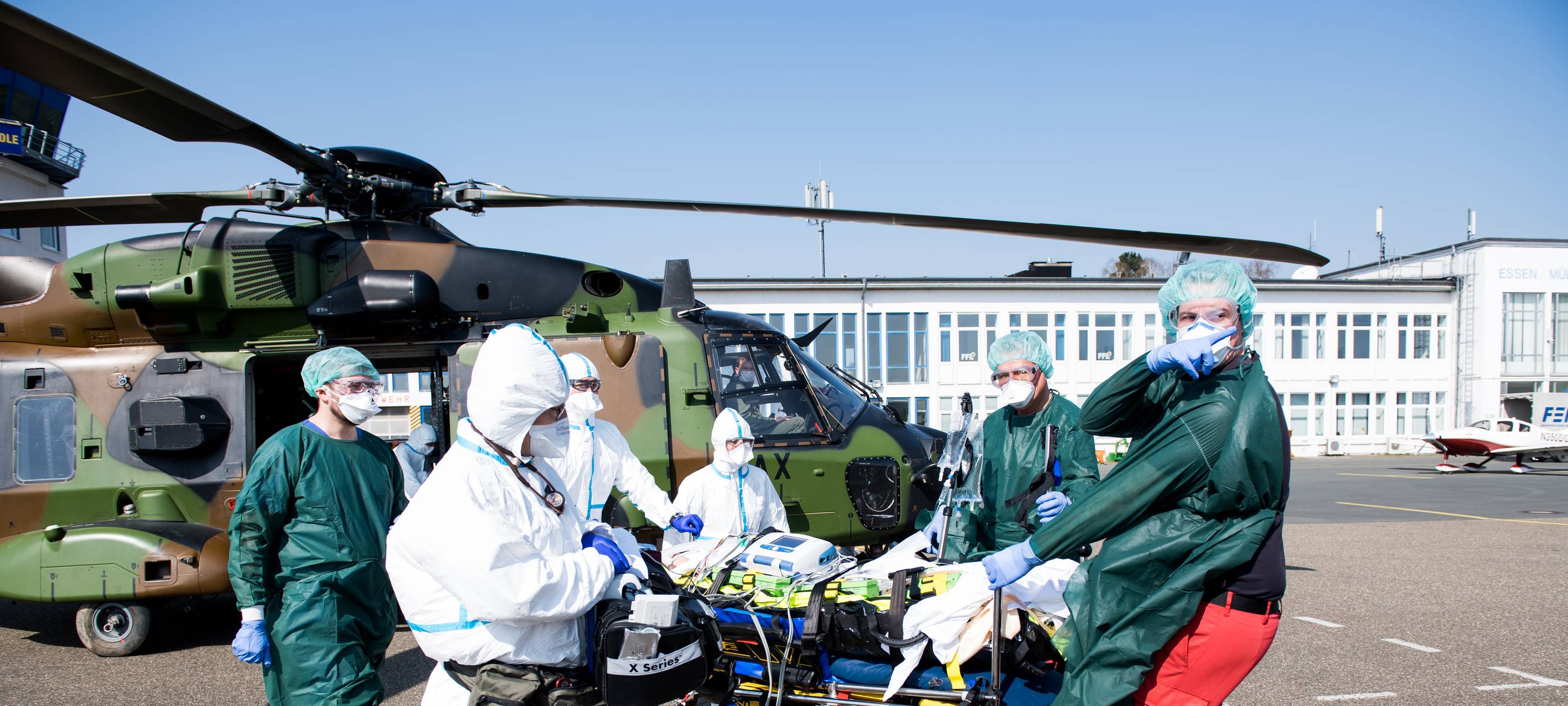 Auf dem Flughafen Essen/Mülheim kommen Corona-Patienten aus Frankreich an.