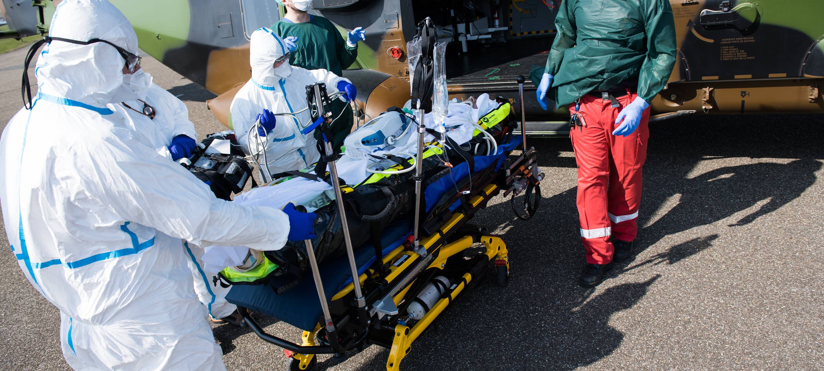 Auf dem Flughafen Essen/Mülheim kommen Corona-Patienten aus Frankreich an.