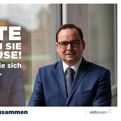 Oberbürgermeister Kufen ist auf dem Plakat. Daneben die Aufforderung "Bleiben Sie zu Hause"